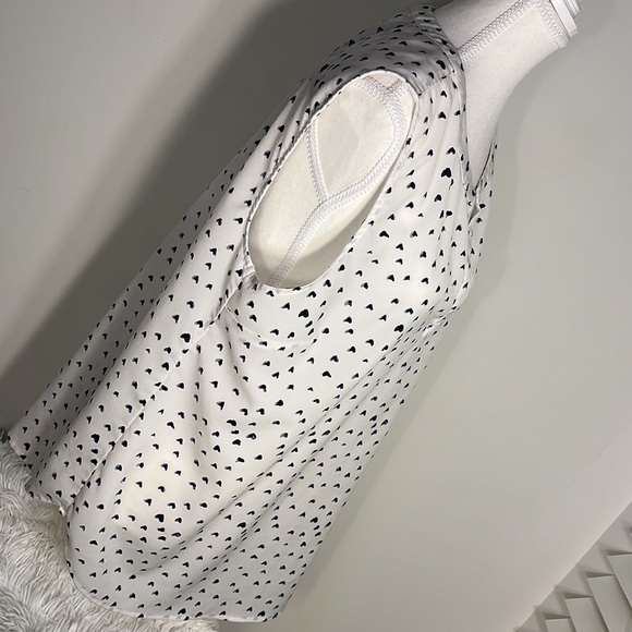 White V-neck blouse with black tiny hearts - Picture 3 of 6